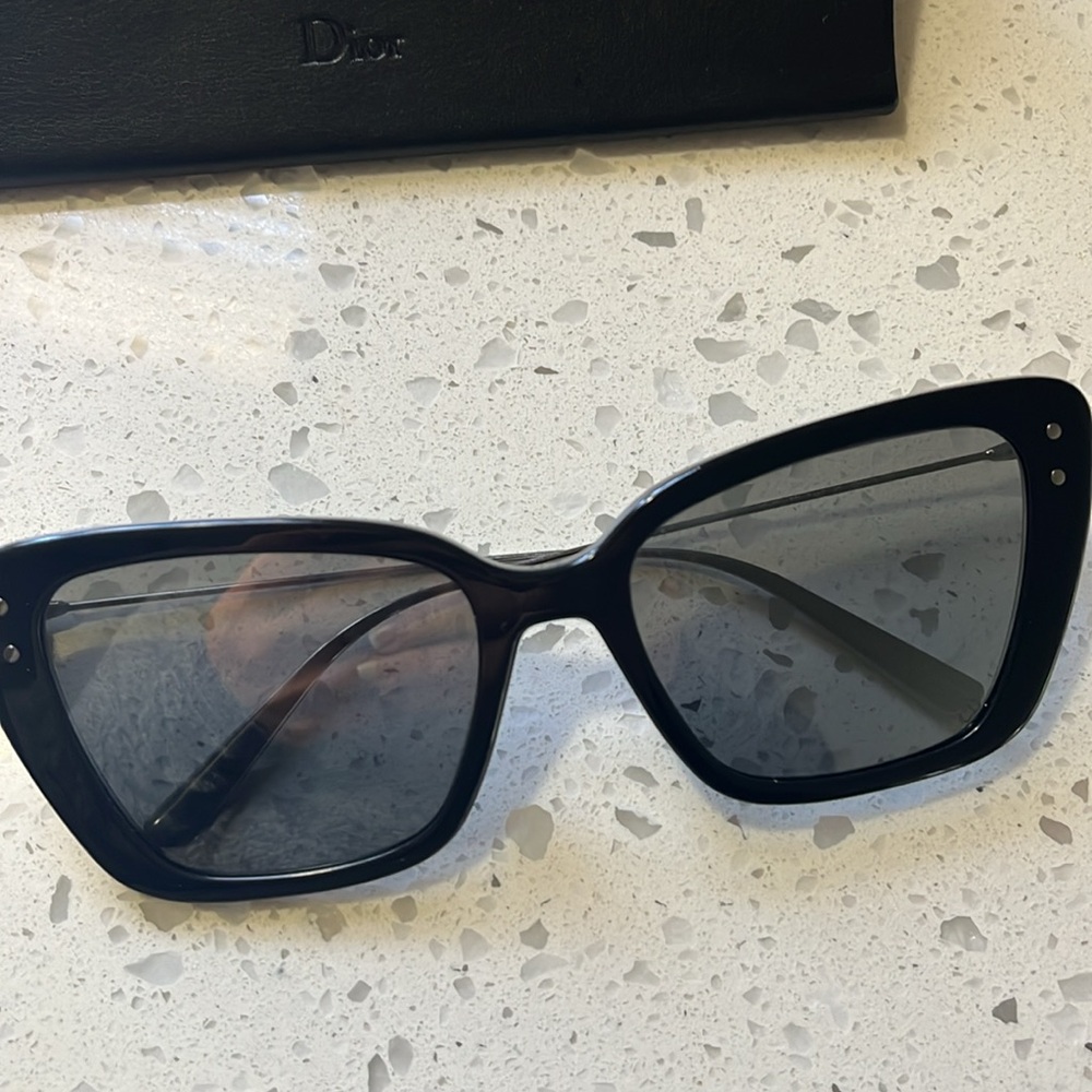 Dior sunglasses with case - Picture 3 of 9